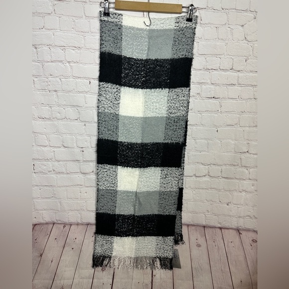NWT Catherines long soft warm Scarf, black white gray plaid approx 75" x‎ 13.5" - Picture 2 of 4
